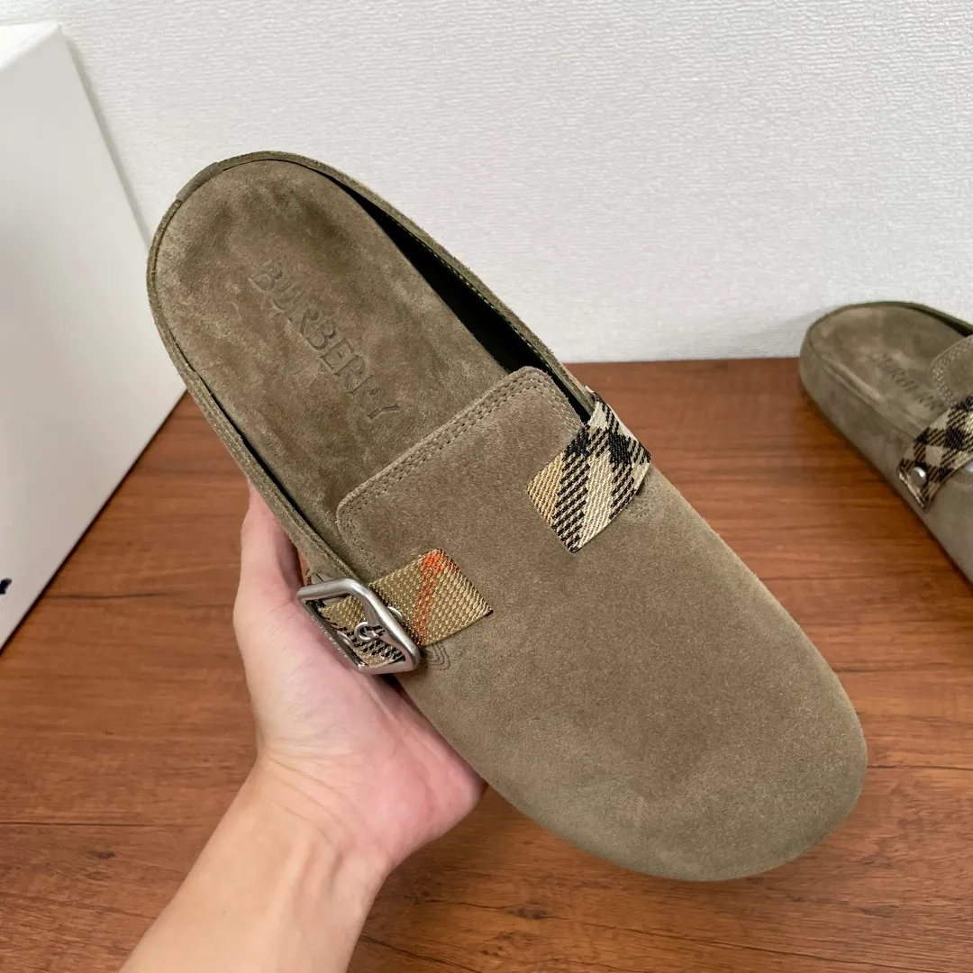 Men's Men's Shoes 💰340【New Style】🐝🐝Burberry New Burberry - Men's Checked Leather Urchin Half-Flop Sandal Made of soft suede cowhide and calfskin, these half-flop sandals feature an adjustable B-shaped buckle strap and are decorated with the signature sand-colored Burberry check in jacquard worsted. The upper wraps around the midsole and is paired with a sole made of the same upper material with an embossed logo on the heel and a wavy rubber outsole embellished with the Burberry lettering. Fashionable and casual! Comes with full set of original packaging dust bag! Code number: 39-40-41-42-43-44 standard code (38/45 can be customized and returns and exchanges are not supported)